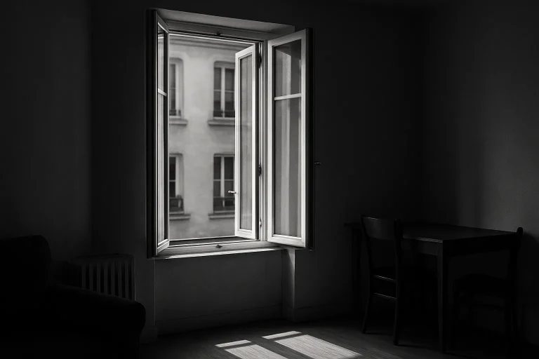 Appartement avec fenêtres ouvertes, lumière du jour entrant, symbolisant l'élimination des odeurs.
